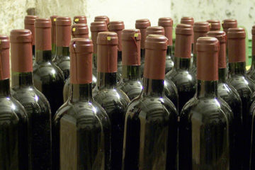 Wijnhandelaar vindt drugs tussen wijndozen