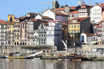 Port met rug tegen de muur