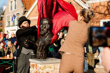 Dokkum eert Fedde Sonnema met standbeeld op Sonnemapleintsje